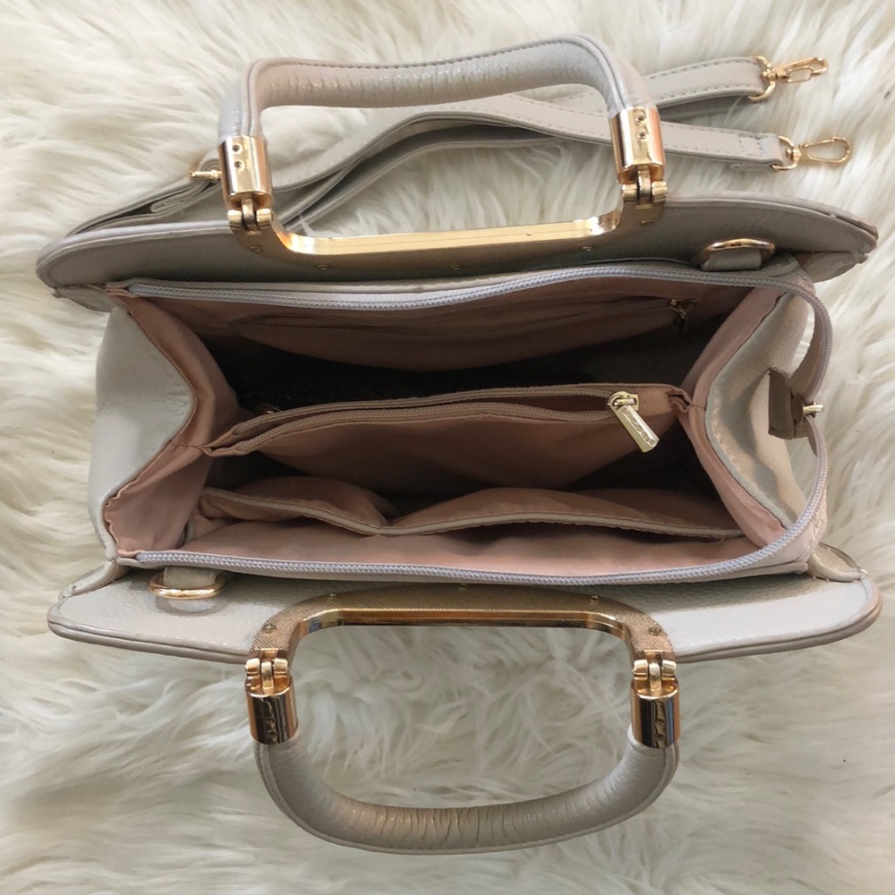 David Jones hand bag with gold hardware - Picture 3 of 4